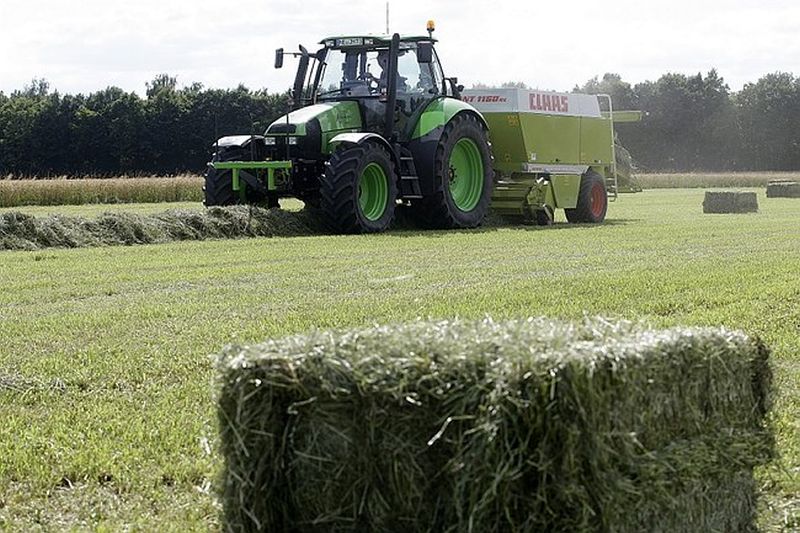 Traktor mit Claas-Ballenpresse